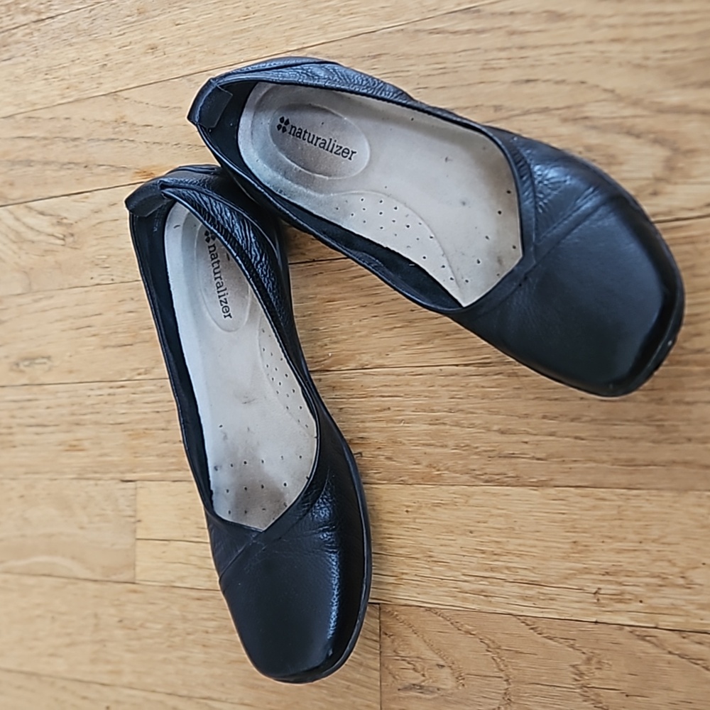 Naturalizer black leather flats size 8M